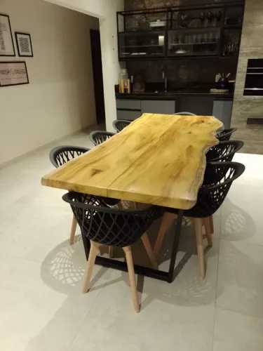 Mesa com pé em Metalon madeira maciça