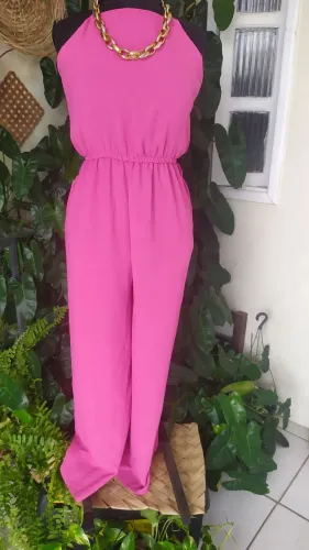 Macacão pantacourt rosa com elástico na cintura e fenda nas pernas 