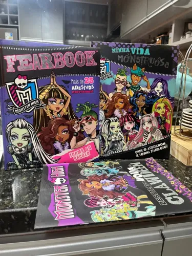 3 revista monster/ Livros capa dura 