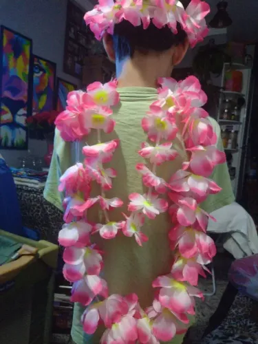 Coroa e colar de flores para festa