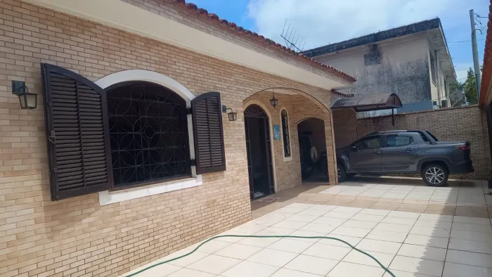 Vendo casa terreno inteiro.