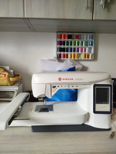 Máquina de bordar EM9305 Singer 