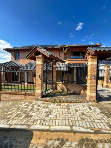 Linda Casa Toscana em Termas do Gravatal 