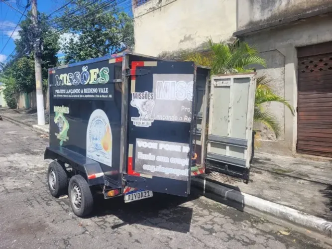 VENDO CARRETINHA REBOQUE, FECHADA FURGÃO - TRUCADA, 2 EIXOS.