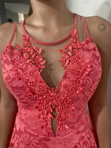 Vestido de renda rosa com detalhe floral