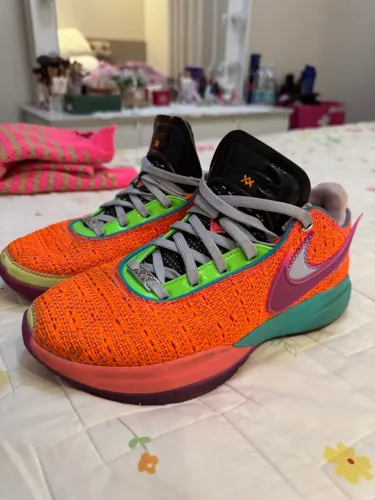 Tênis Nike LeBron 20 - Cores Vibrantes