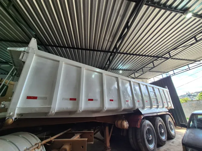 Carreta Caçamba Radon com fundo e pneus novos