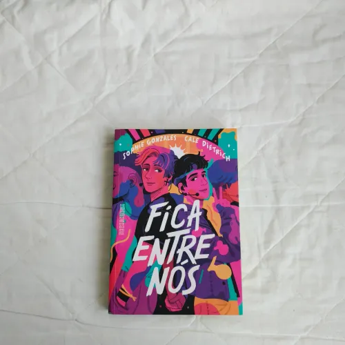 Fica Entre Nos - Sophie Gonzales e Cale Dietrich