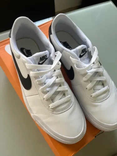 Tênis Nike Court Shot na caixa 
