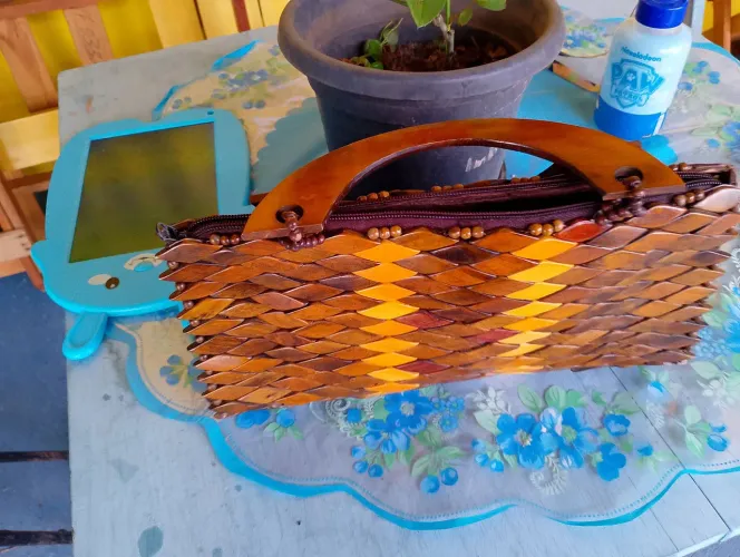 Bolsa de mão em madeira artesanal