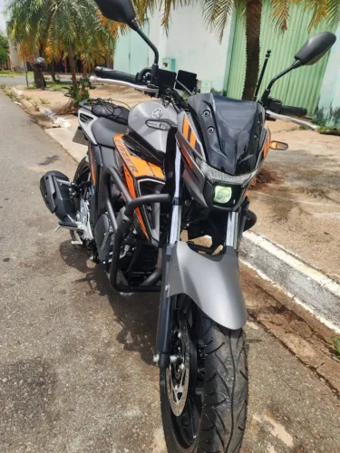 Fazer 250 Laranja 2025, impecável sem detalhes