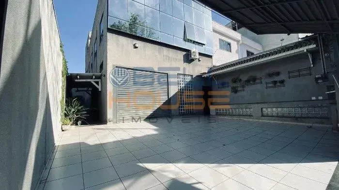 Prédio Comercial com 399m² de área construída no Parque Oratório em Santo André.