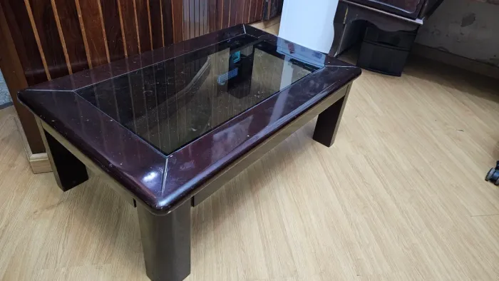 Mesa de centro antiga de mogno com vidro