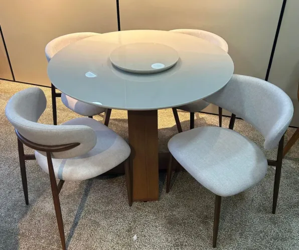 Conjunto Mesa de Jantar Redonda com 4 Cadeiras