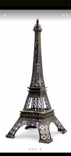 Torre Eiffel em miniatura gigante