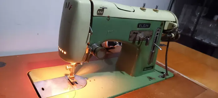 máquina de costura Elgin antiga, com gabinete clássico - funcionando /correia arrebentada