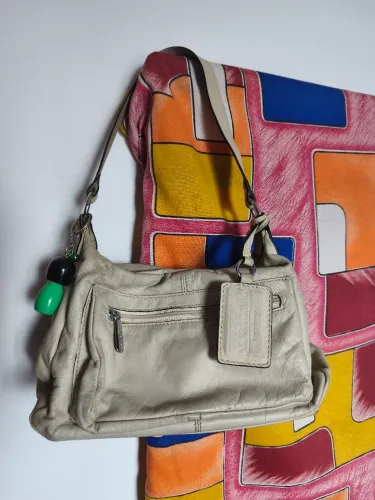 Bolsa de Ombro Bege com Detalhes Charmosos