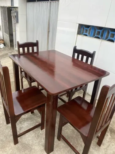 Mesa de 04 cadeiras, envernizada, 100% madeira!