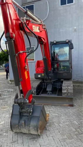 Retroescavadeira Esteira SAAO
