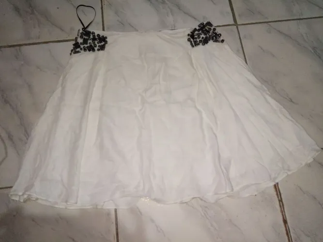 Saia branca com detalhes