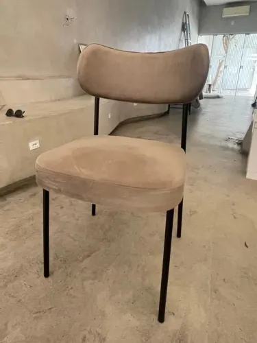 Cadeira estofada moderna com estrutura preta