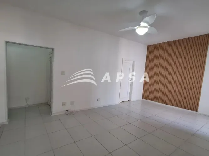 APARTAMENTO NO FLAMENGO COM O METRÔ A POUCOS PASSOS DE CASA. AO ENTRAR NO APARTAMENTO, VOC