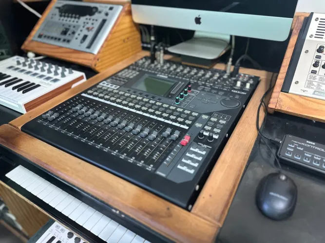 Mesa de Som Digital Yamaha 01v96i (Super Nova)
