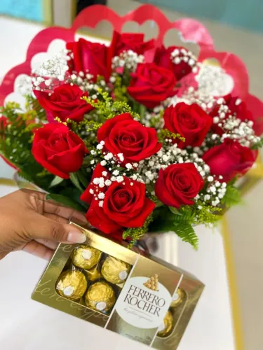 Kit dia dos namorados - Buque de flores + caixa de chocolates cacau show