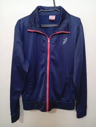 Jaqueta Esportiva Azul Marinho com Detalhes em Rosa