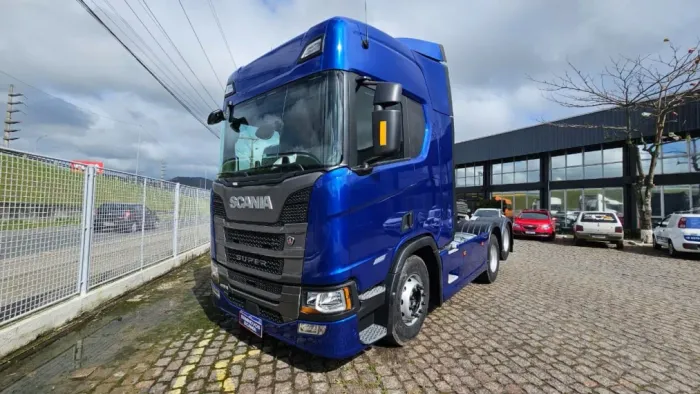 SCANIA RH 460 SUPER 6x2 - 2024 GELADEIRA, AR CONDICIONADO, FREIO CRB, SAIAS LATERAIS, PAC.
