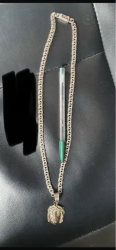 Corrente de prata com pingente de Jesus