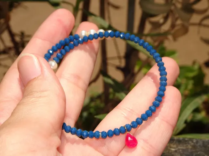 Pulseira de safira azul com pingente de gota Rubi