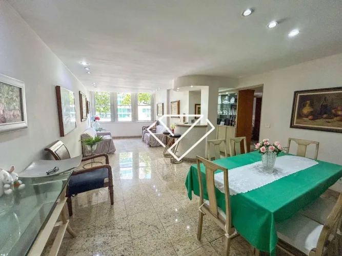 Apartamento clássico e charmoso a uma quadra da praia Leblon, Posto 12 à venda, 104 m² po