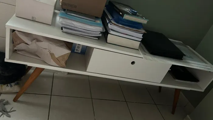 Rack moderno branco com gaveta e nichos