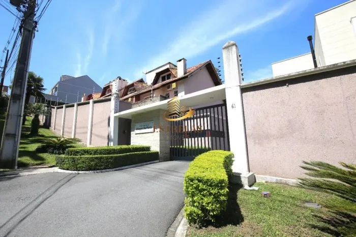 Vende sobrado, em condomínio, Santo Inácio