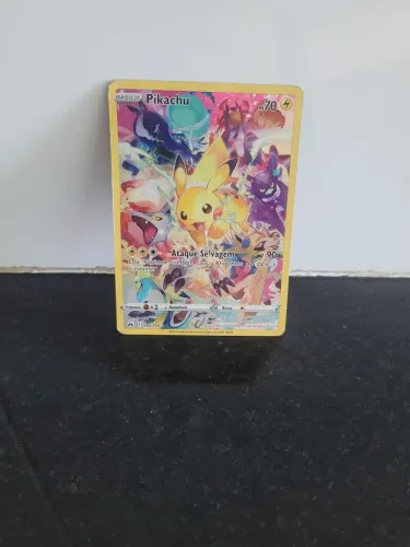 Carta Pokémon Pikachu com outros pokémon no fundo