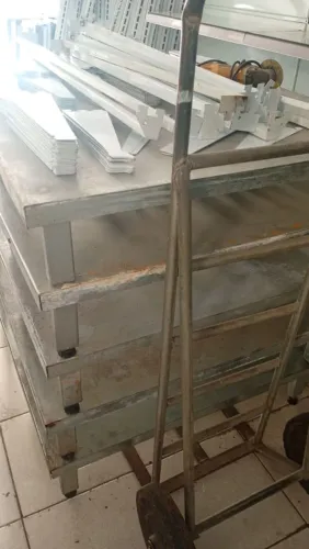 Vende-se gôndolas usadas