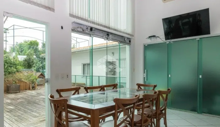 Casa alto padrão em condomínio no Itacorubi