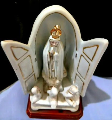 Estatueta de cerâmica diretamente do Santuário de Fátima em Portugal