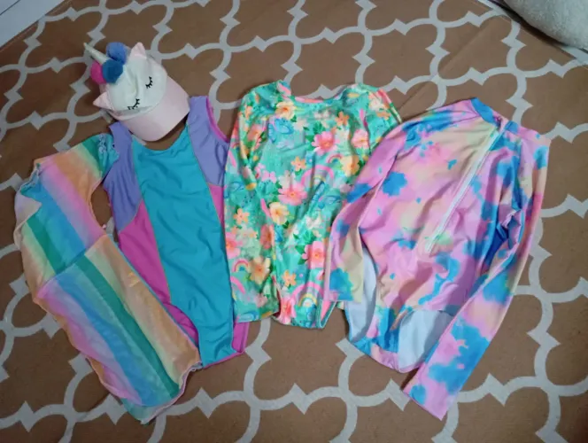 Kit praia infantil menina - 3 maiôs, boné e saída de praia - ótimo estado