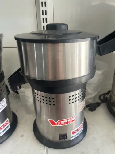 Extrator de suco Vitalex com bica de inox