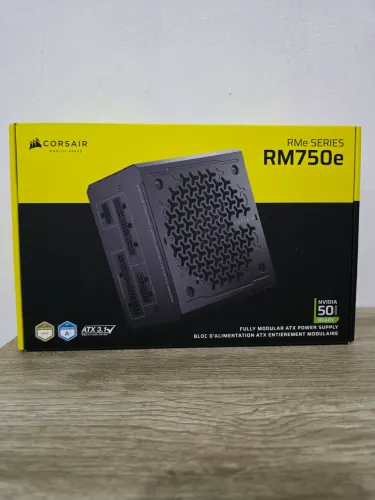 Fonte Modular Corsair RM750e Nova Na caixa