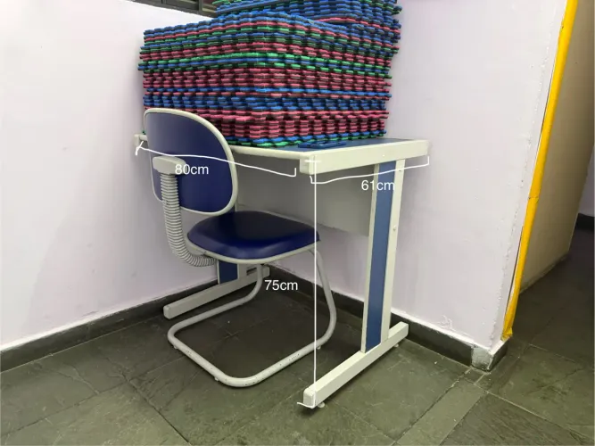 Mesa de Escritório com Cadeira Azul