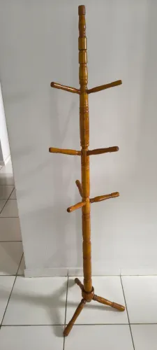 Mancebo (cabideiro de chão) em madeira