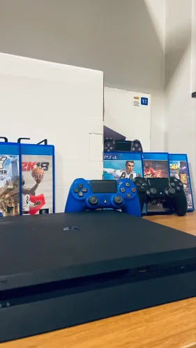 Vende-se Ps4 seminovo 1T
