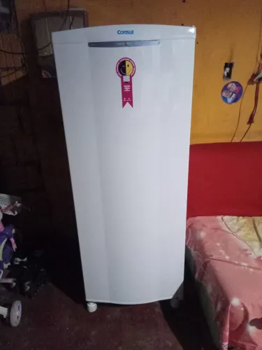 Vende-se geladeira muito boa gelando perfeitamente