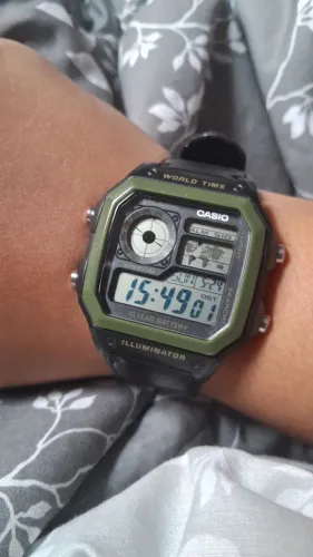 Relógio Casio World Time "Royale" AE-1200WH - Estilo Militar (Hora Mundial / 100m)