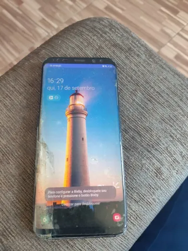 Celular s8+. Com marcas de uso, sem o botão de aumentar e abaixar o volume, funcionando.