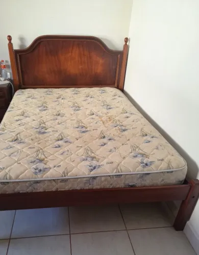 Cama casal madeira maciça com colchão Probel