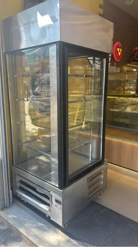 Vendo vitrine de torta .